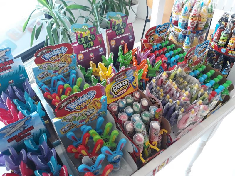 Ketkula ja Karkkikauppa Nokkakiven oma hupitalo Ketkula vie mukanaan hassun hauskaan maailmaan! Vierailun kruunaa makeis