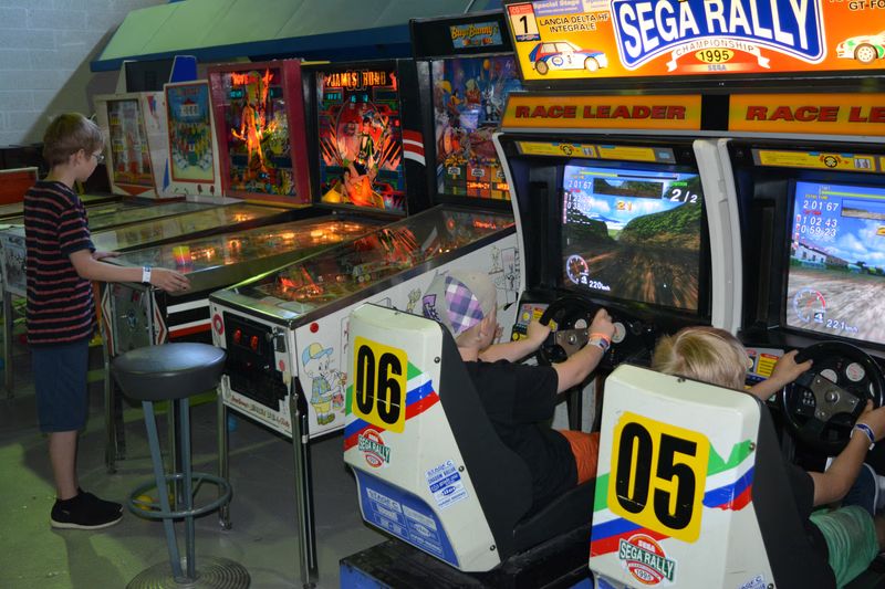 PelihalliLaukaanhovista löytyvästä pelihallista löydät laajan kokoelman klassisia pelejä. Pelihalli on avoinna huvipuist